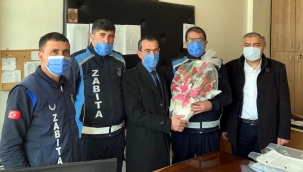 21 YILDIR GÖLE'Yİ TAKIM ELBİSEYLE TEMİZLİYOR