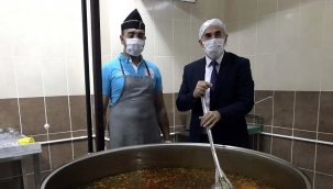 1384 öğrenciye her gün sıcak yemek veriliyor.
