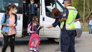 Ardahan'da jandarma ekipleri öğrenci servis araçlarını denetliyor