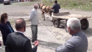 ARDAHAN VALİSİ AŞIYA İKNA ETTİ; AT ARABASIYLA KİMLİĞİNİ ALMAYA GİTTİ