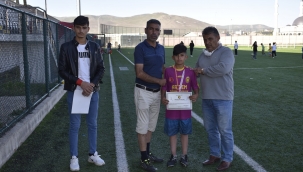 Yaz futbol kursundan mezun olan sporculara mezuniyet töreni yapıldı