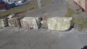 İmar sorunu çözülmeyince yolu kapattı!