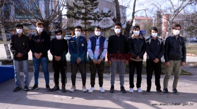 9 düzensiz göçmen kara yolunda yakalandı