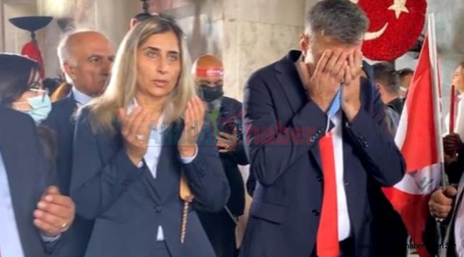 Atatürk'ün kabri başında dua etmeyi unuttu!