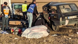 Otomobiller kafa kafaya çarpıştı: 1 ölü, 5 yaralı