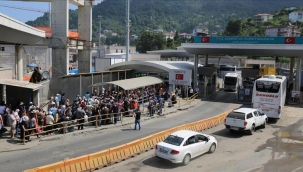 ARDAHAN'DA YASAKKEN , SARP'TA ÖZEL ARAÇ YOĞUNLUĞU!