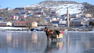 Çıldır Gölü'nde buz kalınlığı 15 santimetreye ulaştı.