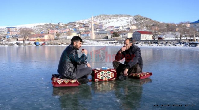 Çıldır gölü üzerinde çay keyfi