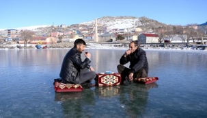 Çıldır gölü üzerinde çay keyfi