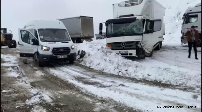 Ağır tonajlı araçlar yolda kaldı