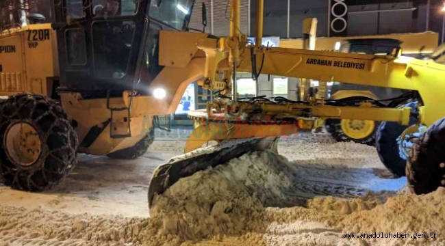 Ardahan'da tonlarca kar kamyonlarla taşındı