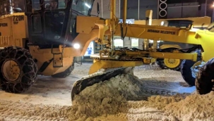 Ardahan'da tonlarca kar kamyonlarla taşındı