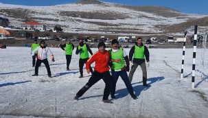 Ardahanlı Gazeteciler ve idareciler donan Çıldır gölünde futbol oynadılar