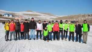 Donan göl üzerinde futbol maçı