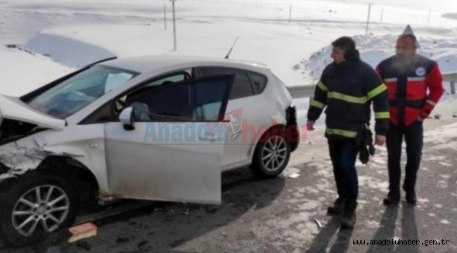 Otomobil ile minibüs çarpıştı!