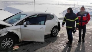 Otomobil ile minibüs çarpıştı!