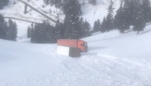 Kar ve tipi nedeniyle iki tır yoldan çıkarak uçuruma sürüklendi