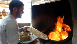 Sibirya soğuklarında kat kat giyinenlere inat onlar tişörtle çalışıyor
