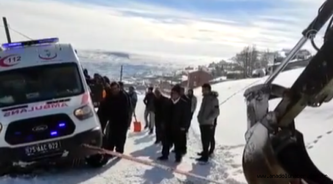 Yoldan çıkan Ambulans kepçe ile çıkarılabildi!