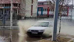 Eriyen kar, Atatürk Mahallesi'nde su baskınlarına yol açtı