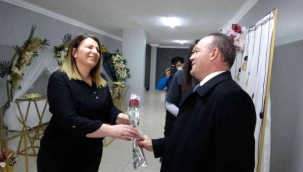 Vali Öner'den çalışan kadınlara karanfil