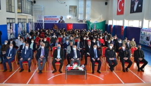 Vali Öner, mesleki tecrübelerini liseli öğrencilerle paylaştı
