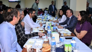 Ardahan Valisi Hüseyin Öner, sağlık çalışanlarıyla iftarda bir araya geldi