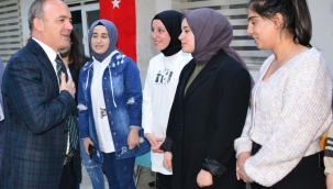 Ardahan Valisi Öner, üniversiteli kız öğrencilerle iftar yaptı