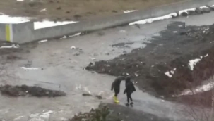 Eriyen kar ve sağanak yağış yolları suyla kapladı