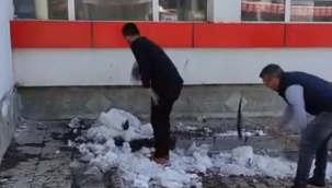 Öğretmenlerin kar temizliği