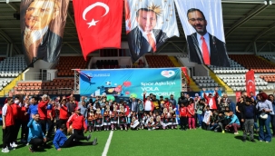Ardahan'da öğrencilere spor malzemesi dağıtıldı