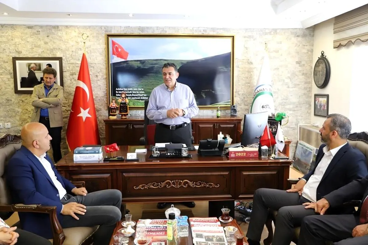 CHP'li vekiller, Ardahan Belediyesini ziyaret etti