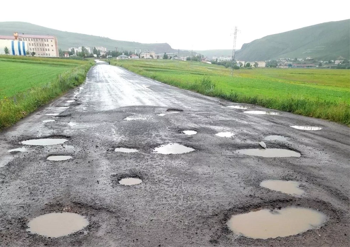 Çıldır'da yollar köstebek yuvasına döndü