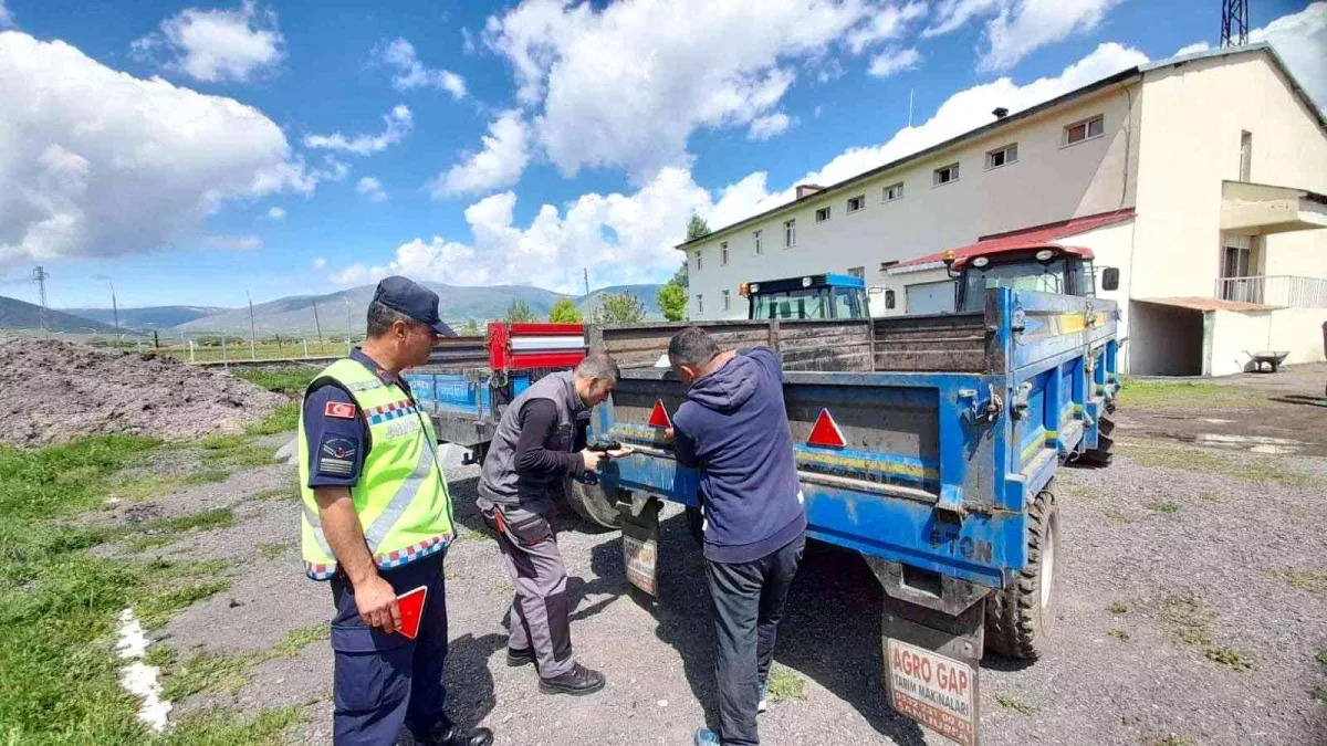 Traktör kullanan çiftçilere 'Reflektör' uyarısı