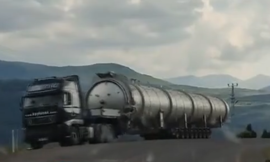 TÜNEL OLMAYINCA TIR VİRAJI ALAMADI