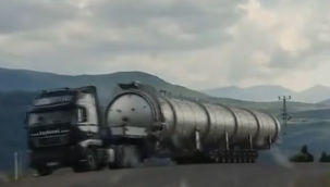 TÜNEL OLMAYINCA TIR VİRAJI ALAMADI