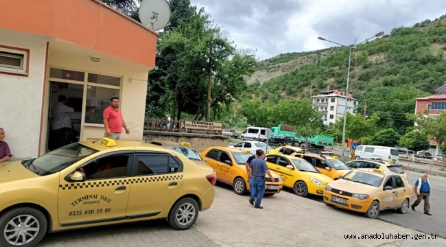 ARDANUÇLU TAKSİCİLER, KORSANCILIKTAN VE ZAMLARDAN ŞİKAYETÇİ