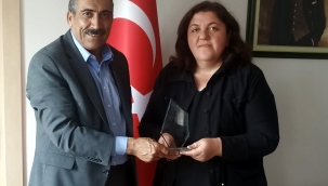MERYEM AKPINAR'A BİR PLAKETTE KÖPRÜLÜ'DEN