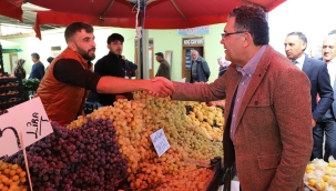 BAŞKAN DEMİR VE EKİBİ SEBZE PAZARINA ÇIKARMA YAPTI