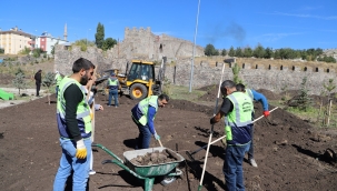 BAŞKAN DEMİR VE MECLİS ÜYELERİ KOLLARI SIVADI, PEYZAJ ÇALIŞMASI YAPTI