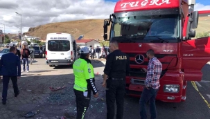 Çıldır'da öğrenci servisi ile tır çarpıştı