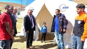 Evleri yıkılan vatandaşlar çadırlara yerleşiyor