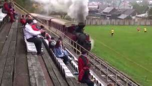 Sahanın ortasından tren geçiriyor !