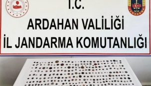 Çantasından tarihi eserler çıktı!