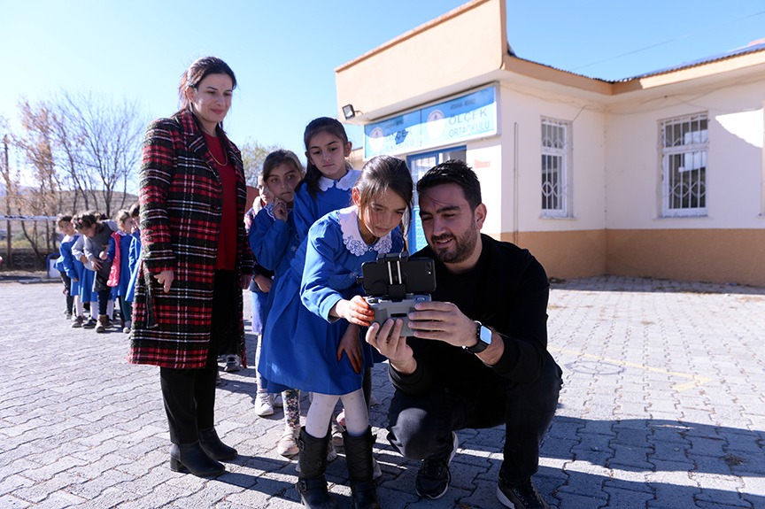 Dron ile ilk tanışan öğrencilerin mutluluğu