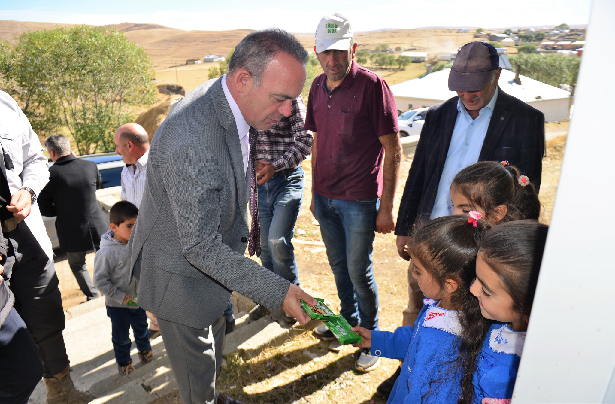 Vali Öner, deprem bölgesinde incelemelerini sürdürüyor