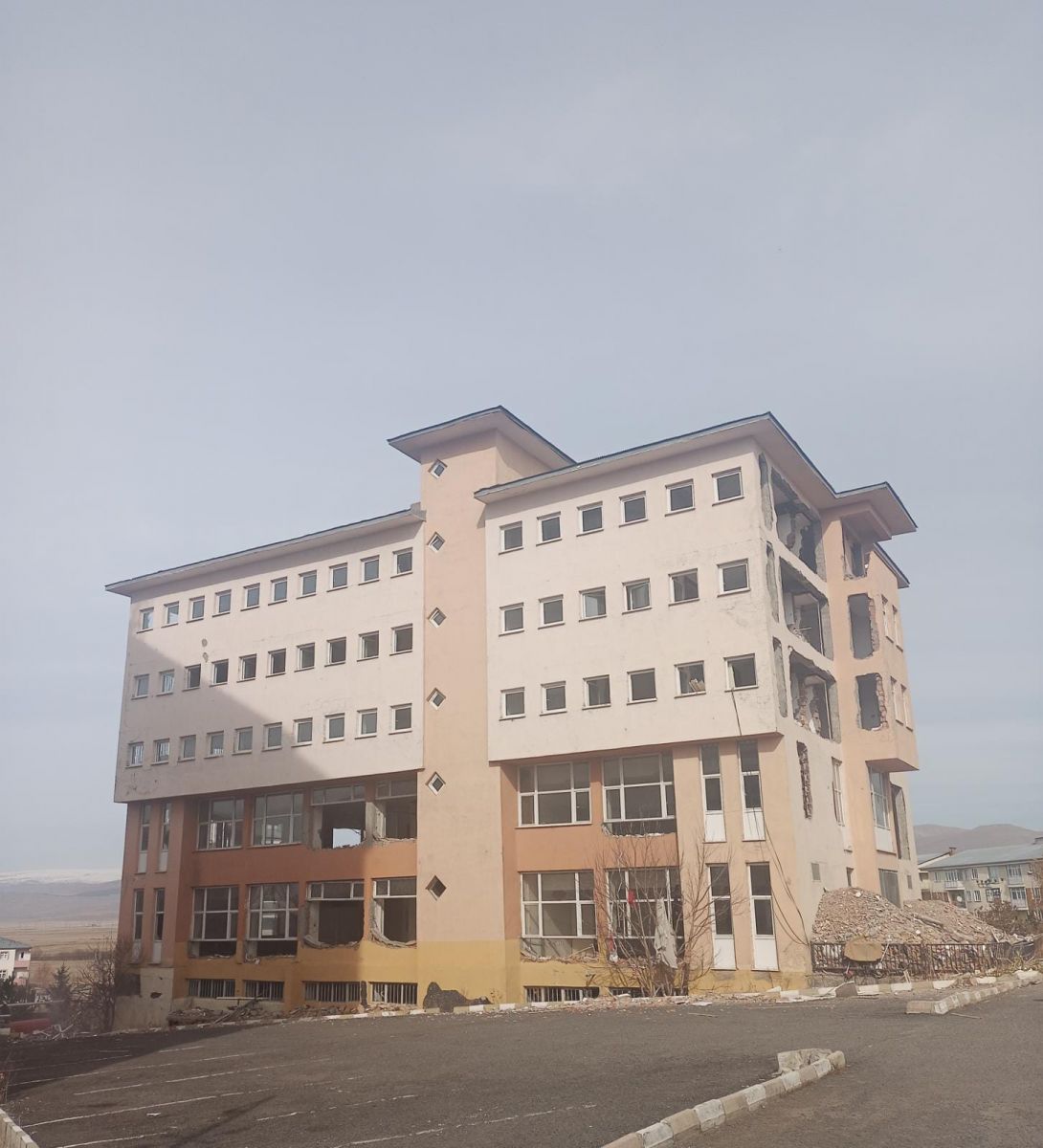 Ardahan Polis Evi yıkılmaya başladı