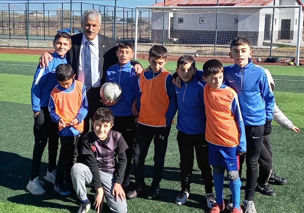 Başkan Gültekin'den Futbolculara malzeme desteği