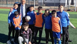 Başkan Gültekin'den Futbolculara malzeme desteği