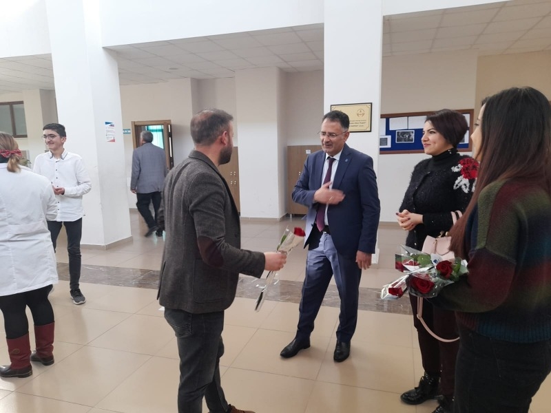 DEVA PARTİSİ ÖĞRETMENLER GÜNÜNDE GÜL DAĞITTI